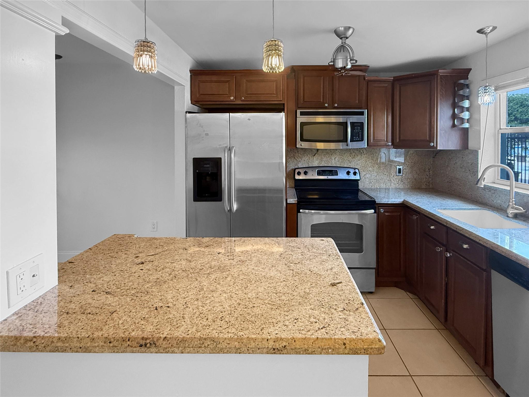 RACQUET CLUB - Residential Lease