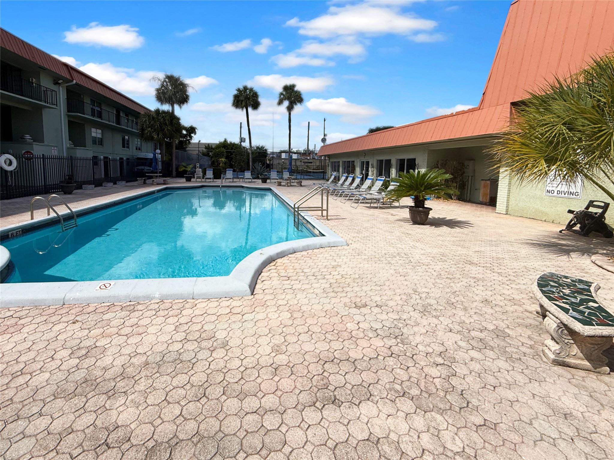 RACQUET CLUB - Residential Lease