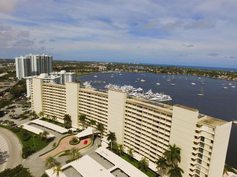 Condominium in North Palm Beach FL 132 Lakeshore Drive Dr.jpg