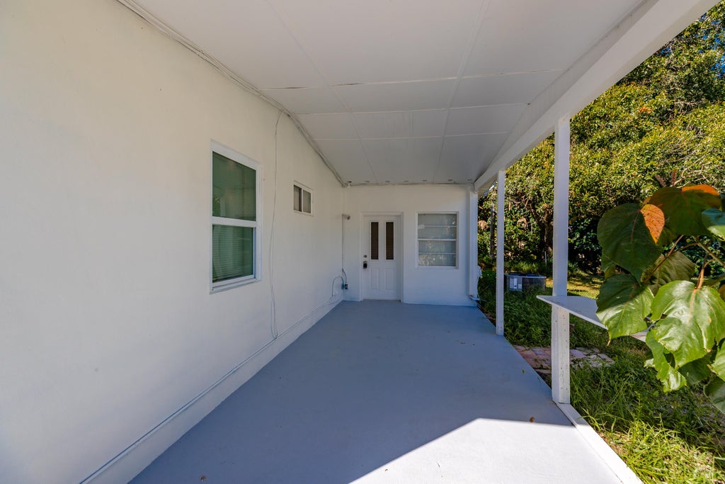 Photo of 1625 30TH Avenue, Vero Beach, FL 32960 (MLS # B26057377)