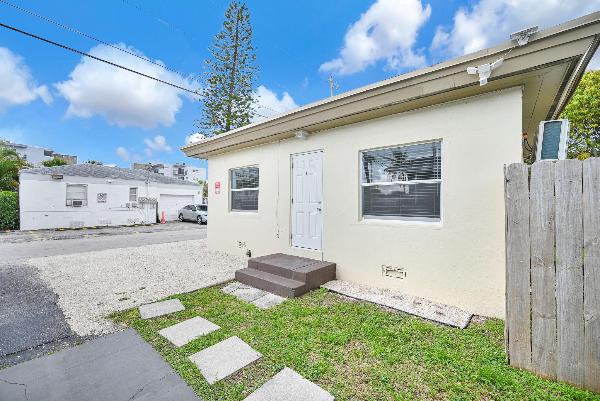 HOLLYWOOD - Residential Lease