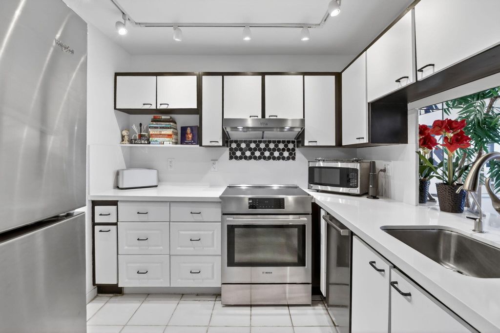 Photo of 1160 N Federal Highway #517, Fort Lauderdale, FL 33304 (MLS # B26015532)