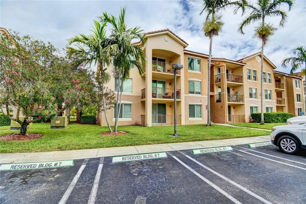Photo of 704 Villa Cir #704, Boynton Beach, FL 33435 (MLS # F10299512)