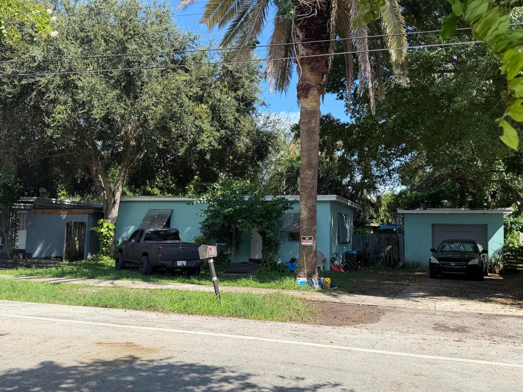 Photo of 606 COLUMBUS Parkway, Hollywood, FL 33021 (MLS # B26073894)