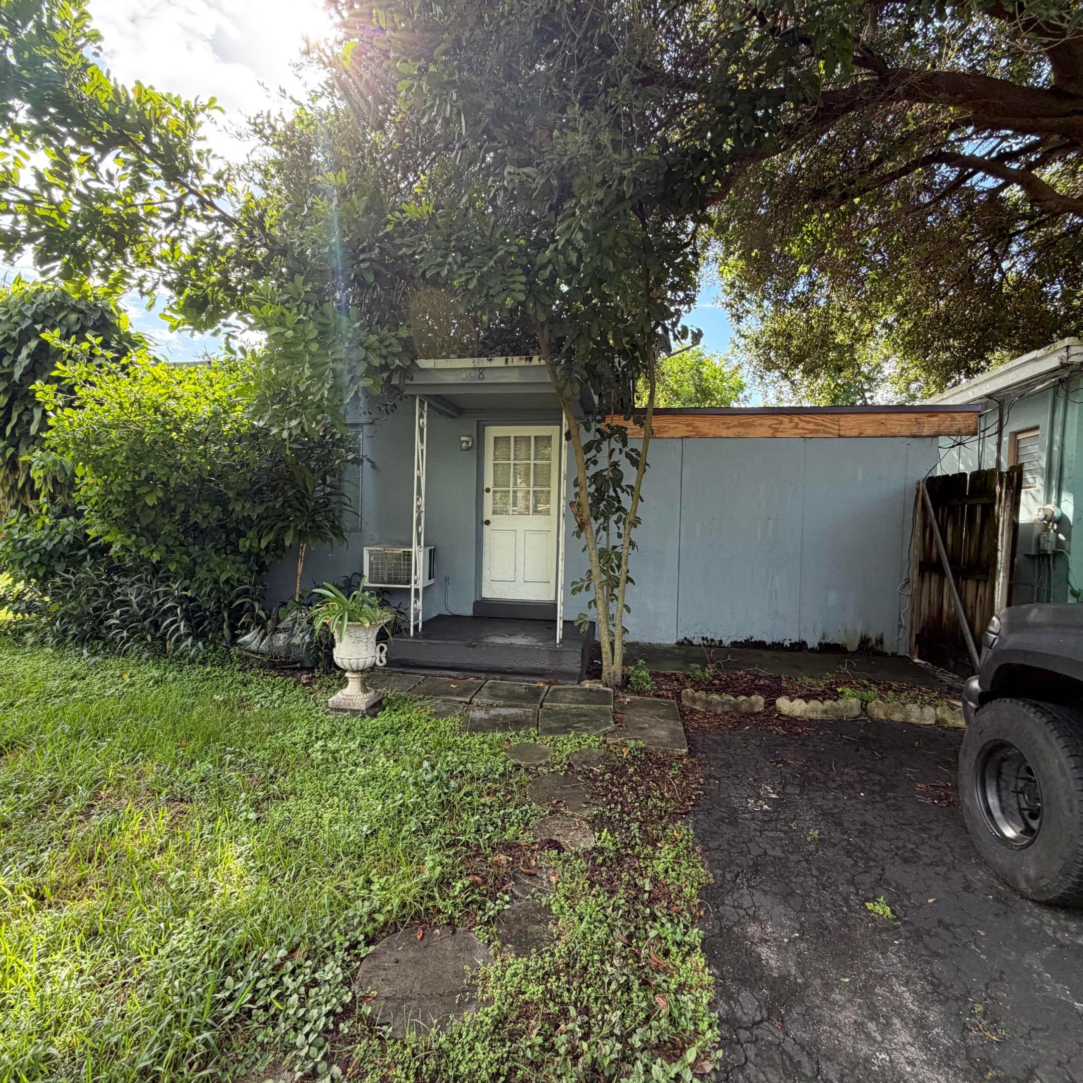 606 COLUMBUS Parkway