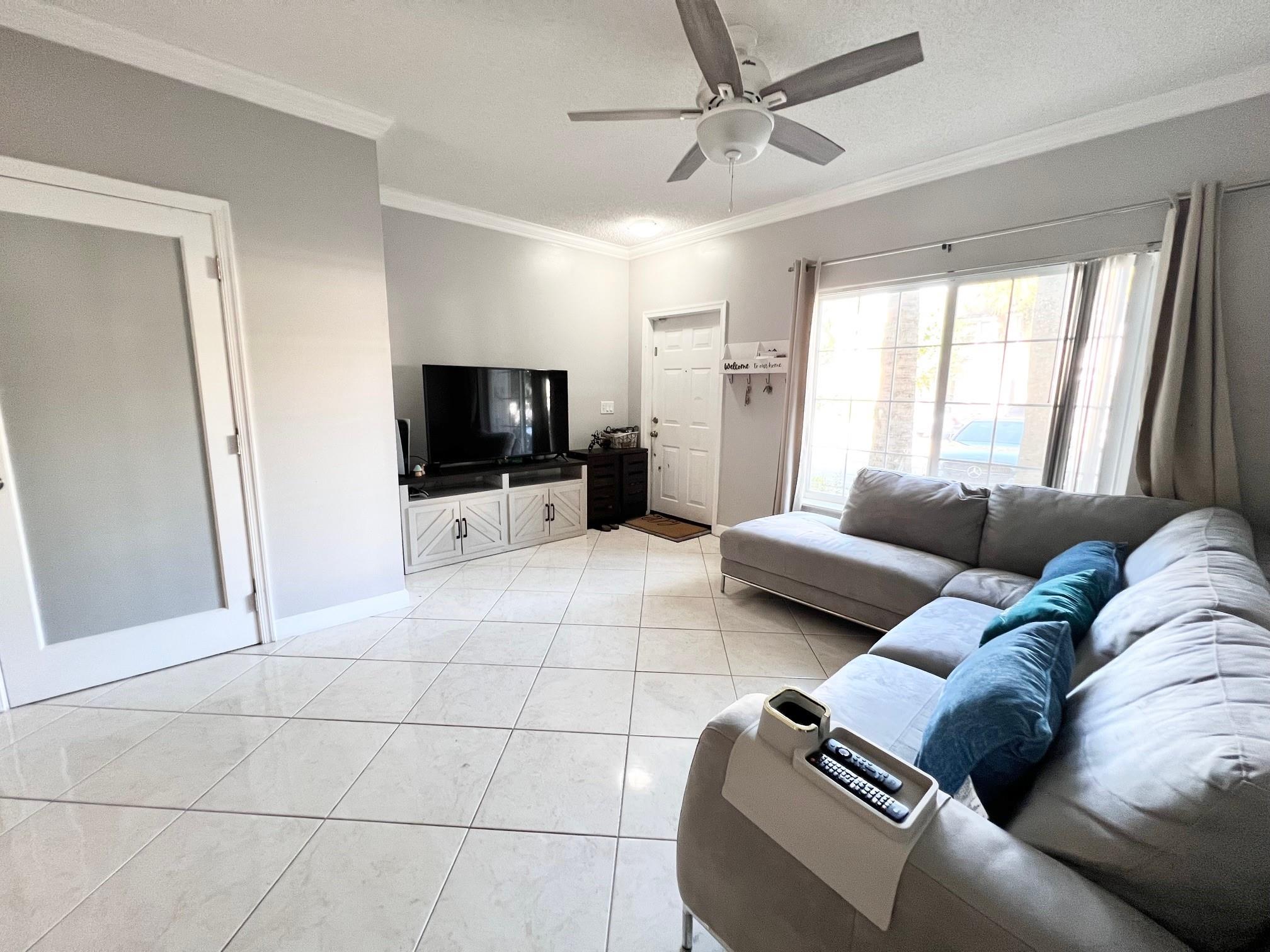 Beautiful 2br, 1.5 bath townhome located in the diseriable gated community of Fiesta. Granite countertops, screened in patio with storage room. The community has a pool, located close to restuarants, supermarkets and major highways.
