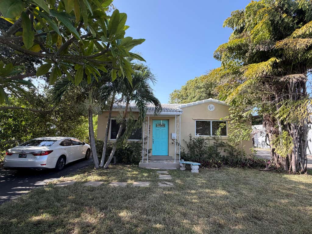 Photo of 2647 PIERCE Street, Hollywood, FL 33020 (MLS # B26065532)