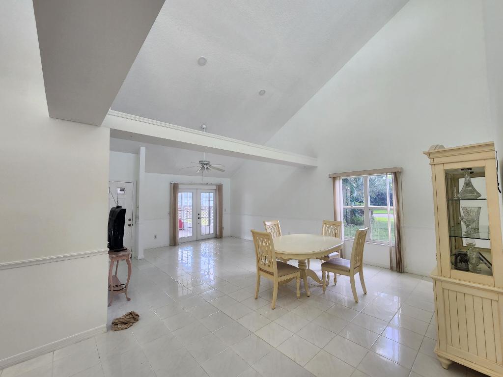 TROPICAL EAST - Residential Lease