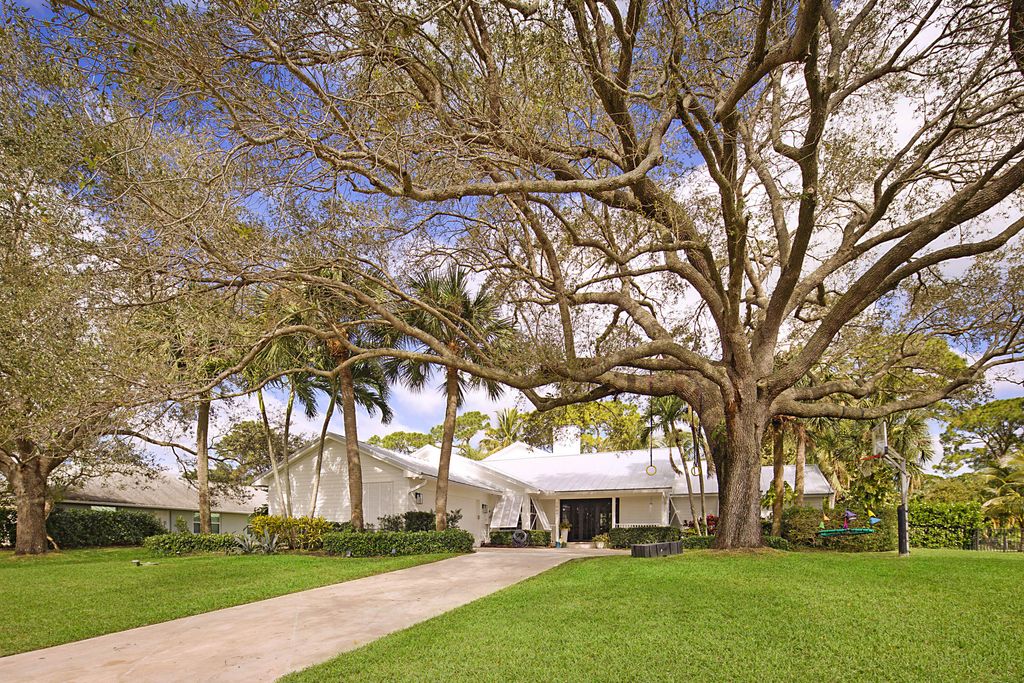 Photo of 19647 Red Maple Lane, Jupiter, FL 33458 (MLS # R10960109)
