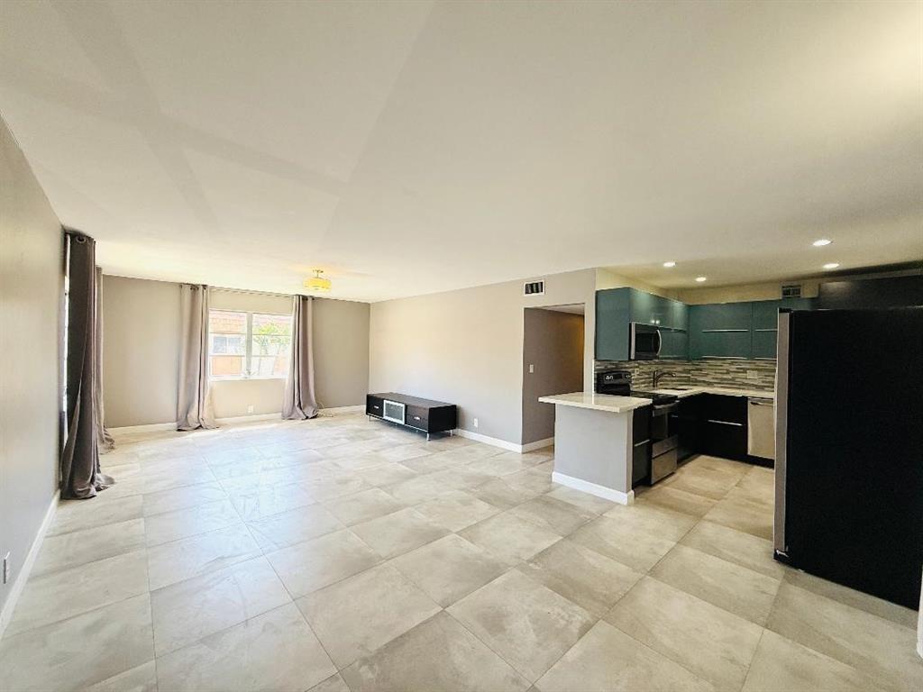 124 NE 19 CT 204B