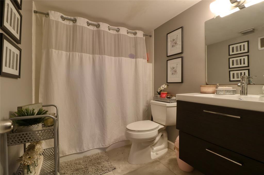 124 NE 19 CT 204B