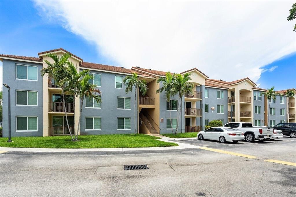 Photo of 820 Villa Circle Cir, Boynton Beach, FL 33435 (MLS # R10813907)