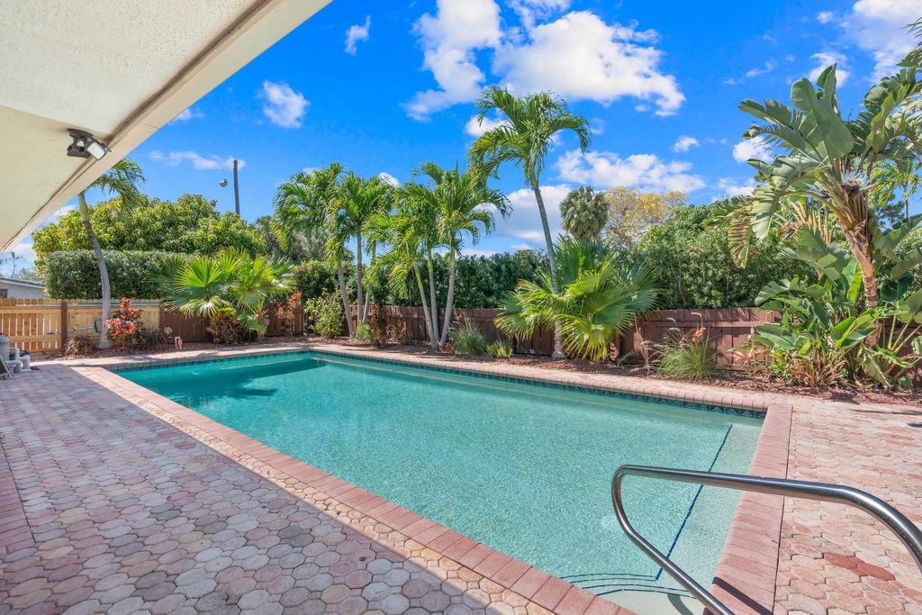 Photo of 500 SE 3rd Terrace, Pompano Beach, FL 33060 (MLS # F10499100)