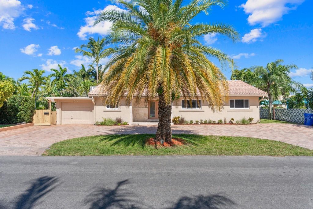 Photo of 500 SE 3rd Terrace, Pompano Beach, FL 33060 (MLS # F10499100)