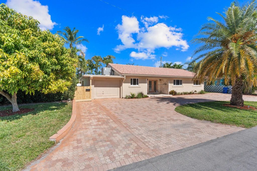 Photo of 500 SE 3rd Terrace, Pompano Beach, FL 33060 (MLS # F10499100)