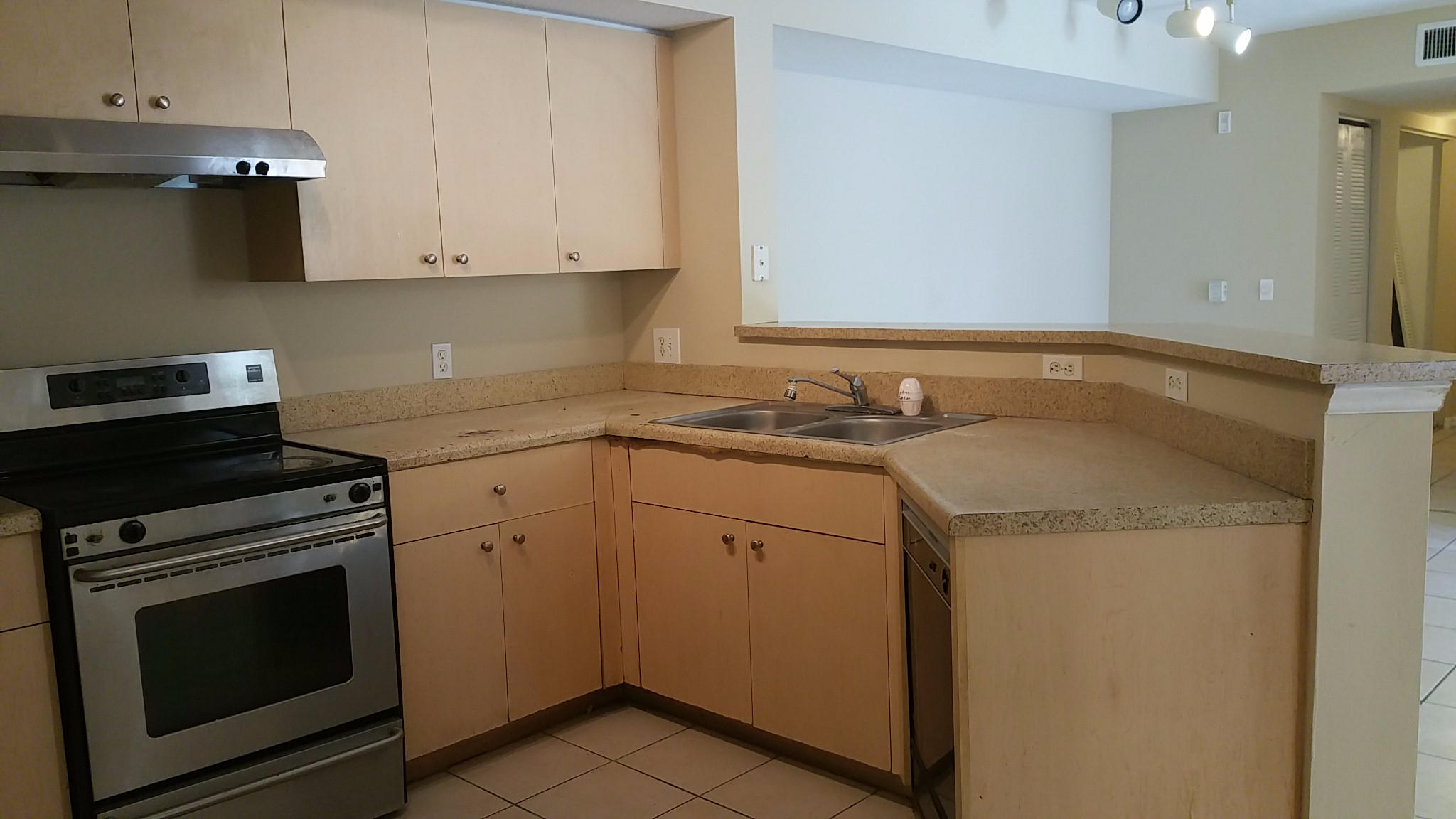 EMERALD ISLE AT LAGUNA LAKES CONDO - Residential