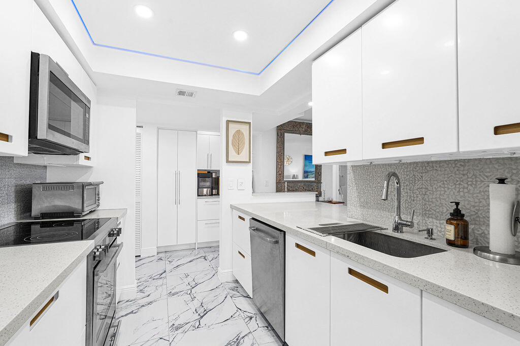 RIVER REACH CONDOMINIUM III - Residential