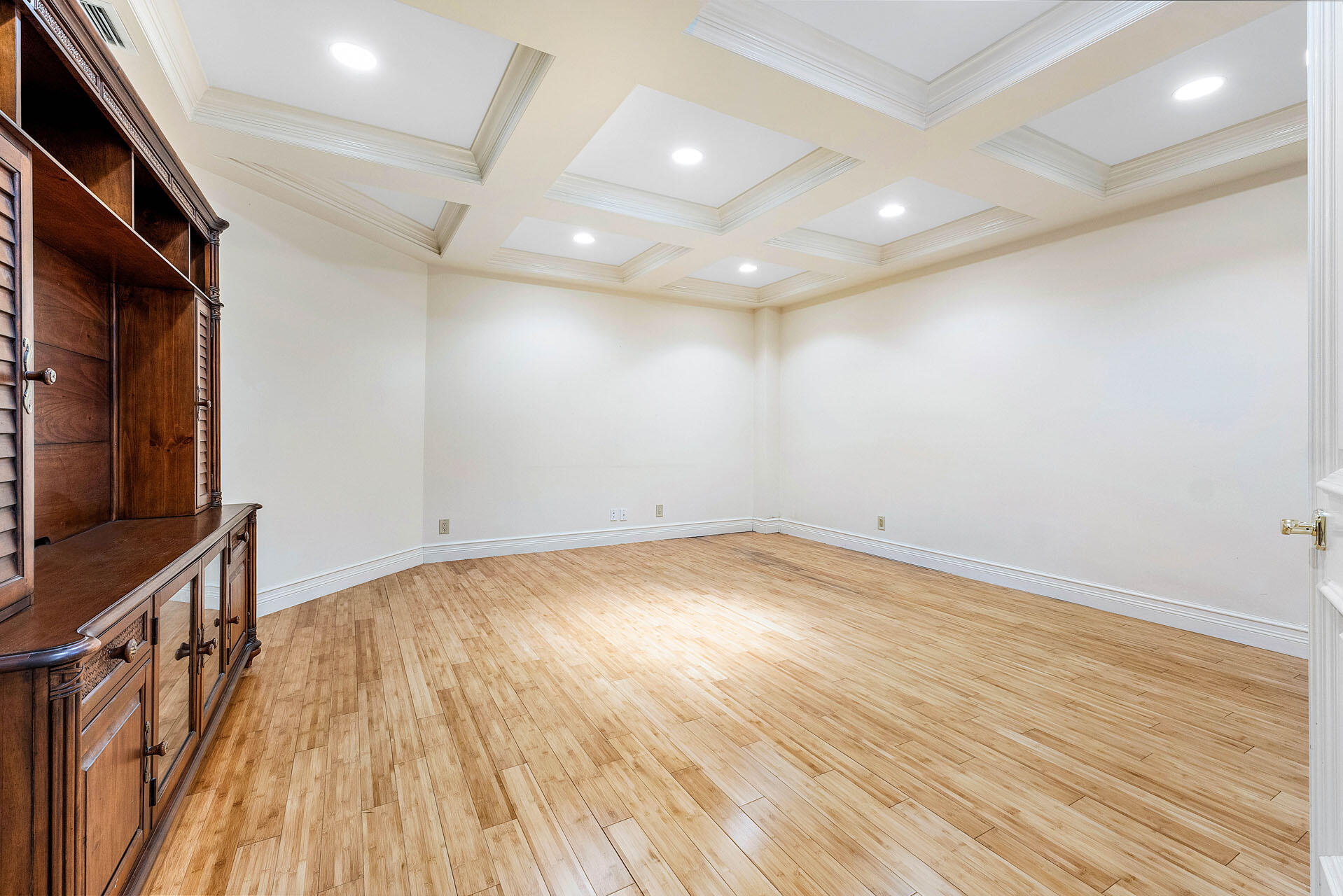 ROYAL PALM YACHT & COUNTRY CLUB - Residential