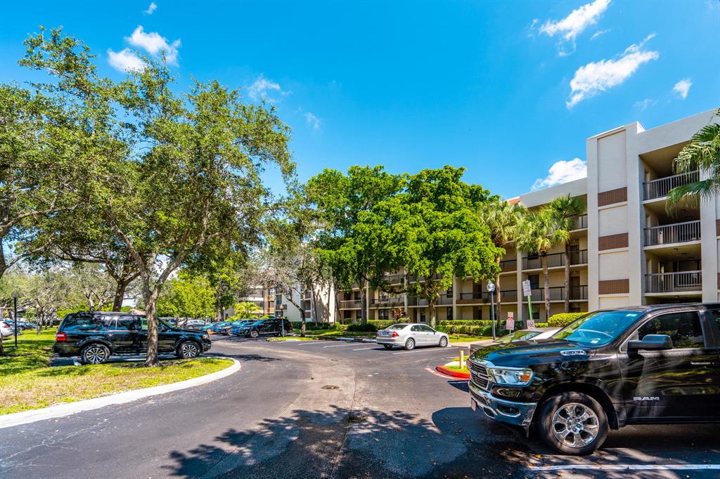 Top floor unit overlooking the lake and the pool area. Updated kitchen and guest bath, new flooring in guest room. Two Walk in closets. Includes all amenities. A great area for walking and jogging. Close to everything, minutes to I-595. Enjoy all the features of living in the beautiful city of Planation. Washer & Dryer in unit. Extra storage area.