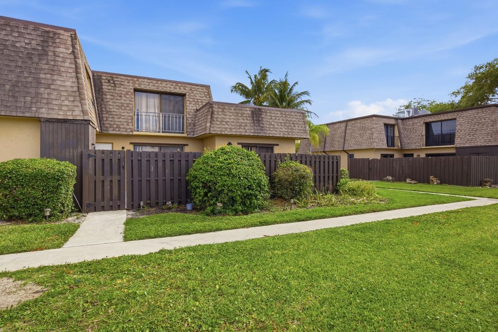 Photo of 4102 Waterview Circle, Palm Springs, FL 33461 (MLS # B26018407)