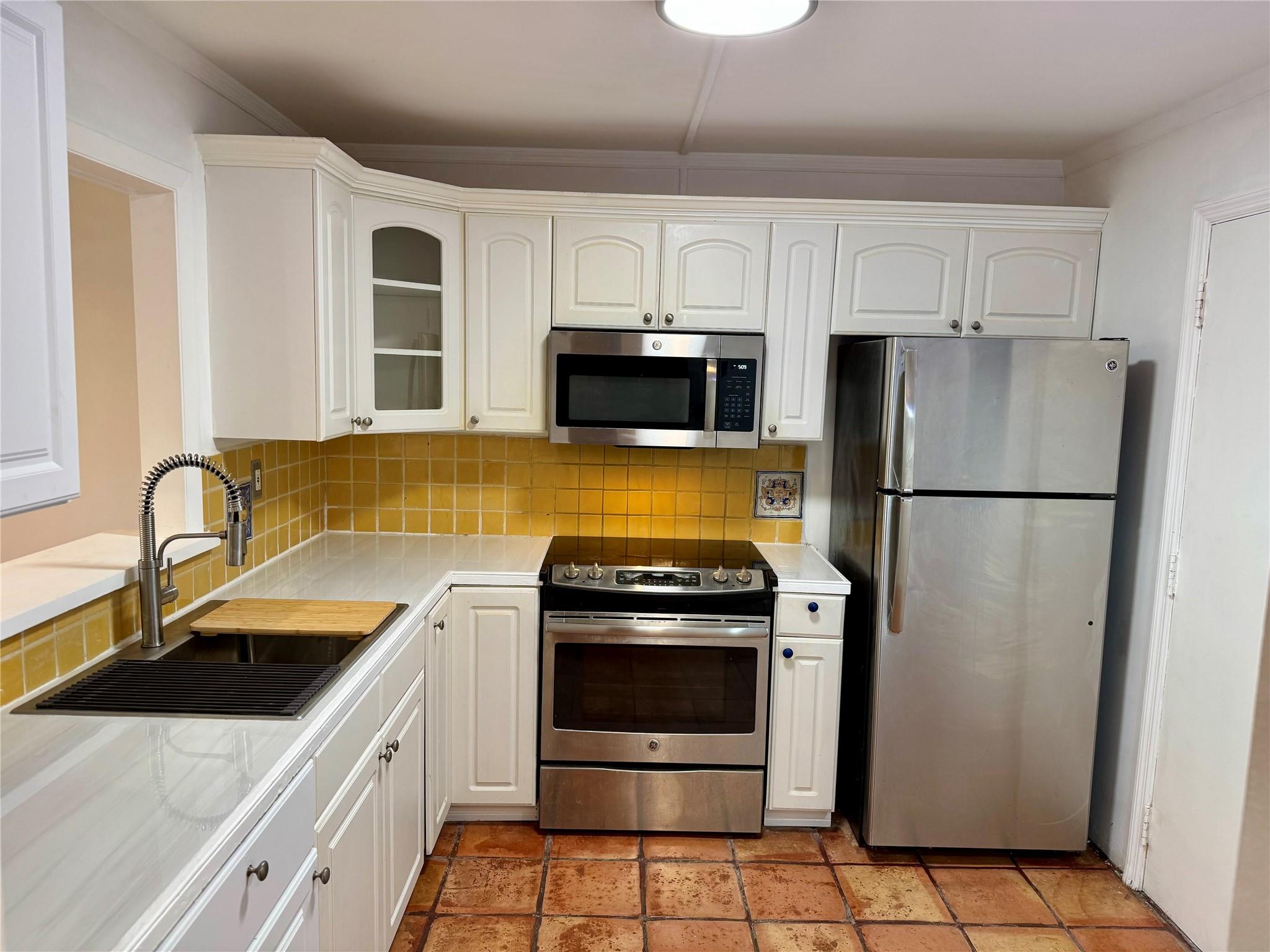 Large one bedroom condo 940 sq-ft in a great location. Includes a large master bedroom with one full bath, one guest bathroom , living room with dining, A bonus room and a private patio.
Walking distance to Publix Super Market, very close to Broward shopping mall and great restaurants