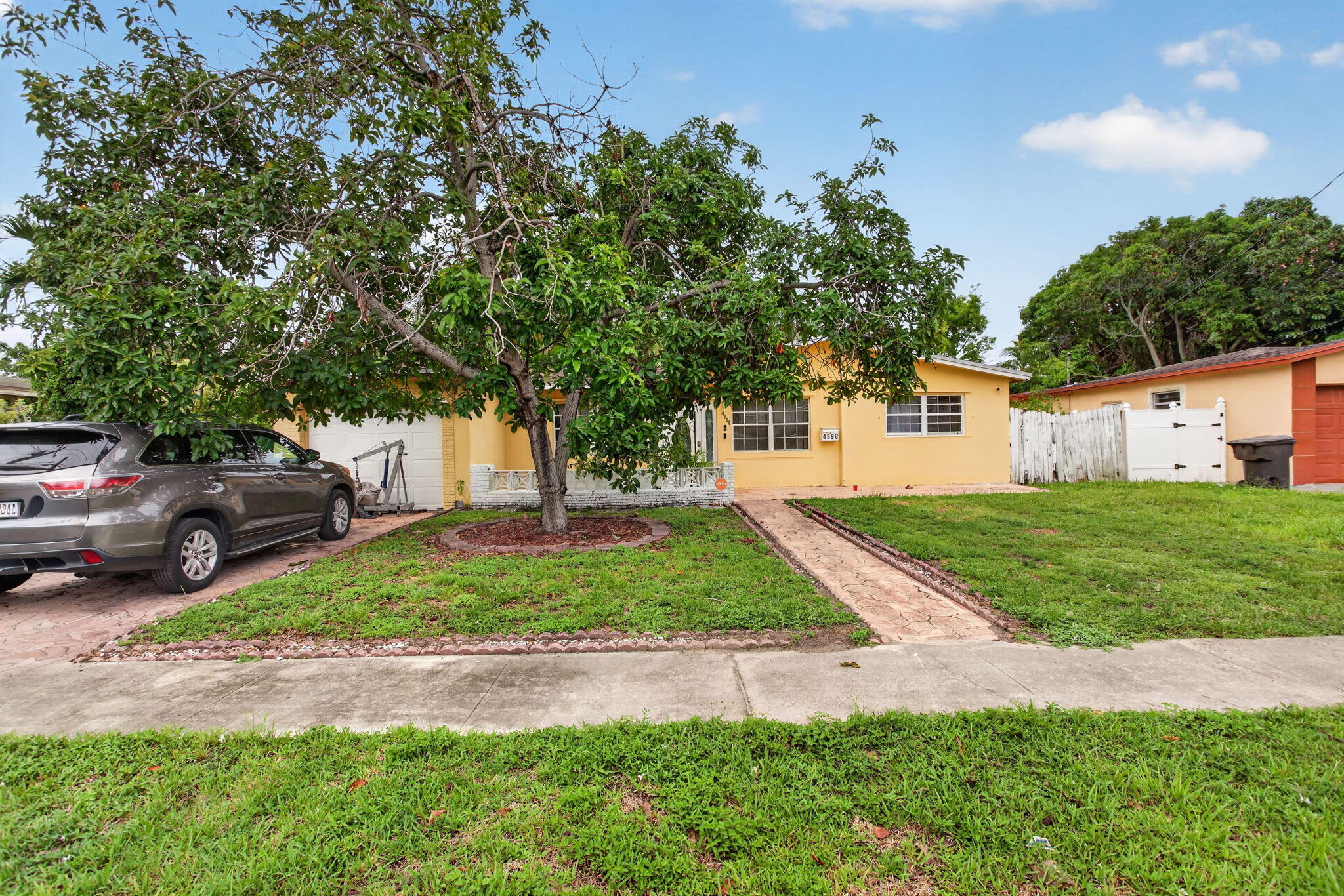 4390 NW 35th Avenue, Lauderdale Lakes FL 33309