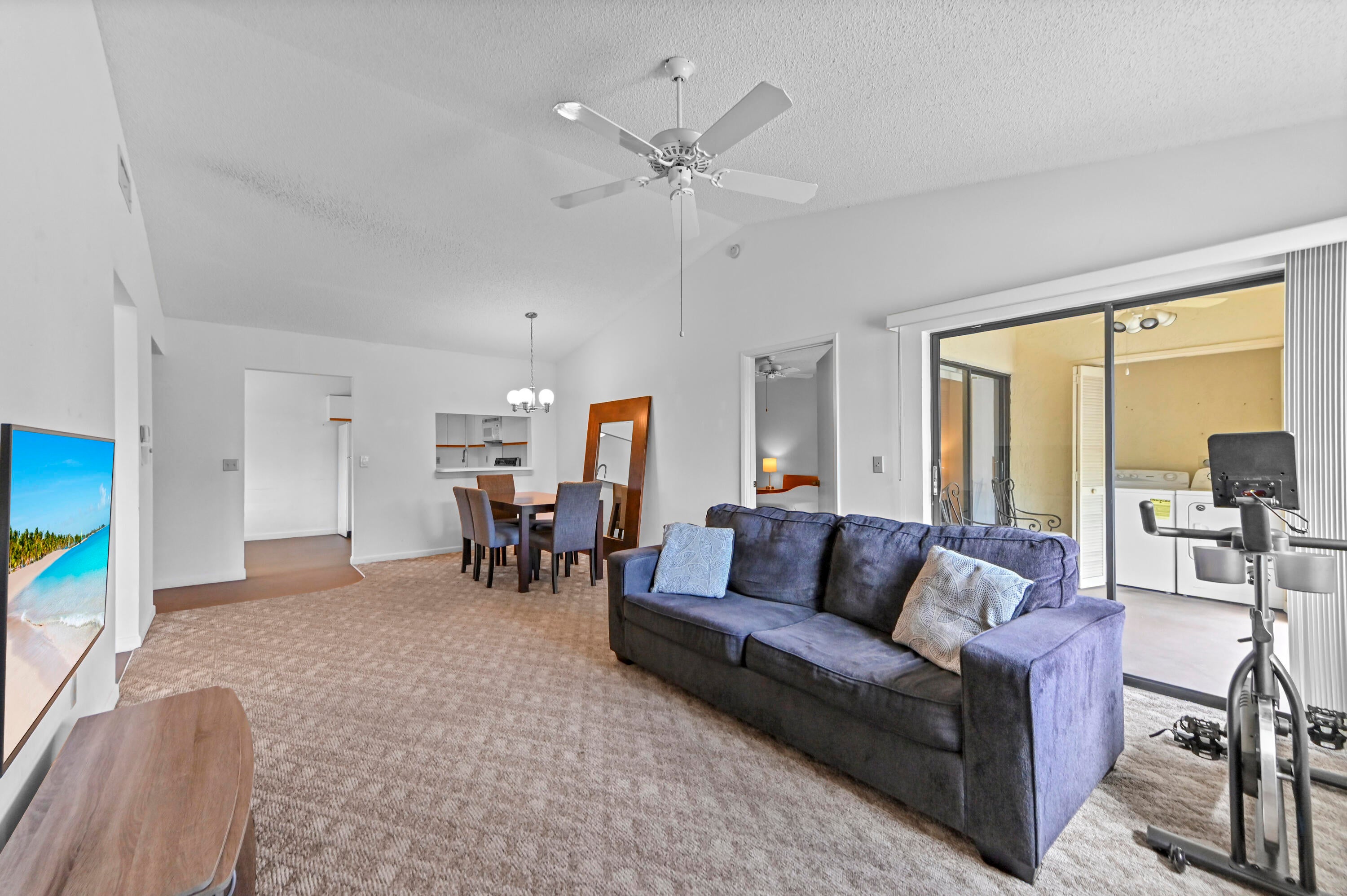 4717 Lucerne Lakes Boulevard E 201, Lake Worth, FL, 33467/$189,900 3 4717 Lucerne Lakes Boulevard E 201