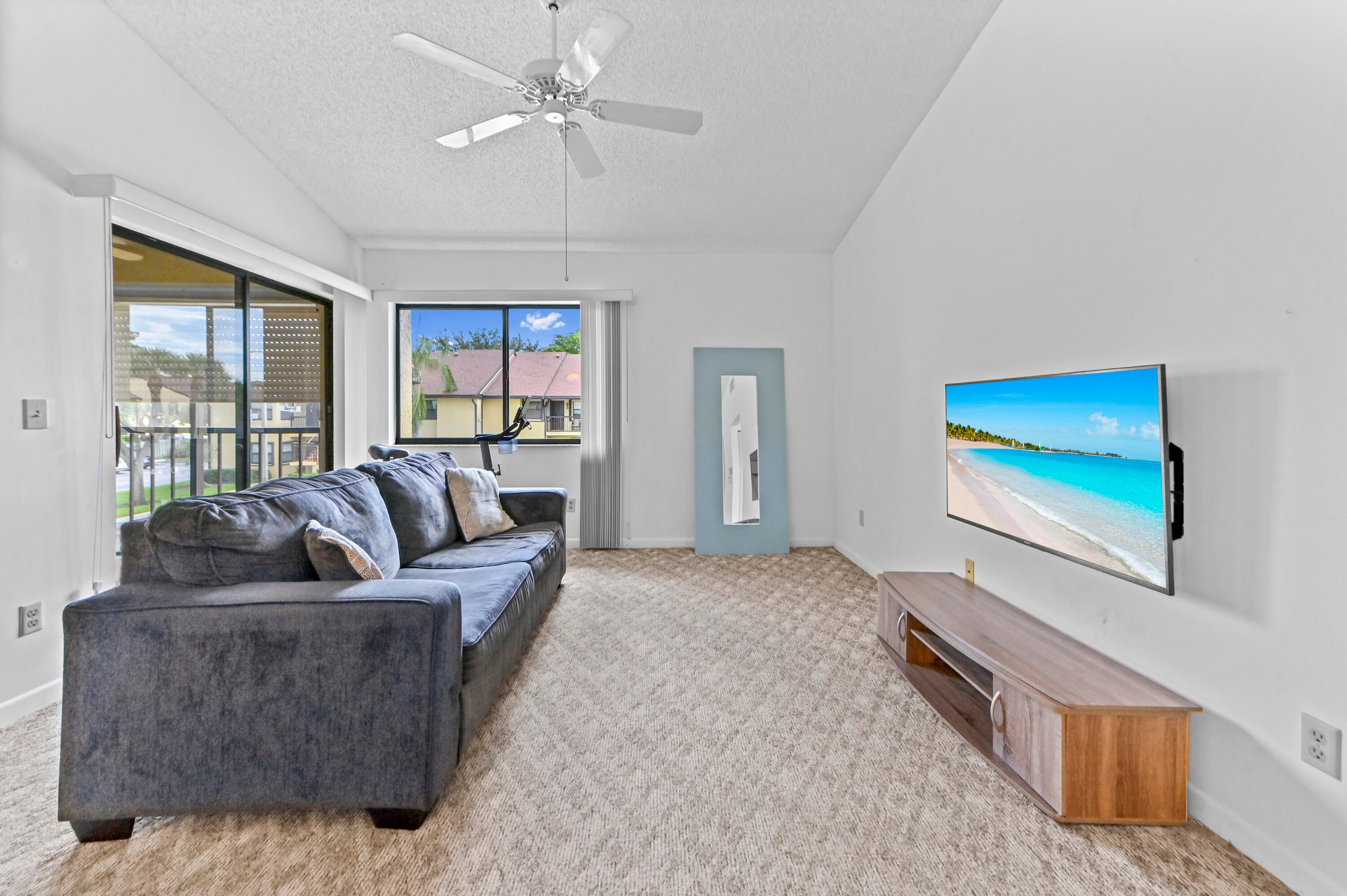 4717 Lucerne Lakes Boulevard E 201, Lake Worth, FL, 33467/$189,900 1 4717 Lucerne Lakes Boulevard E 201