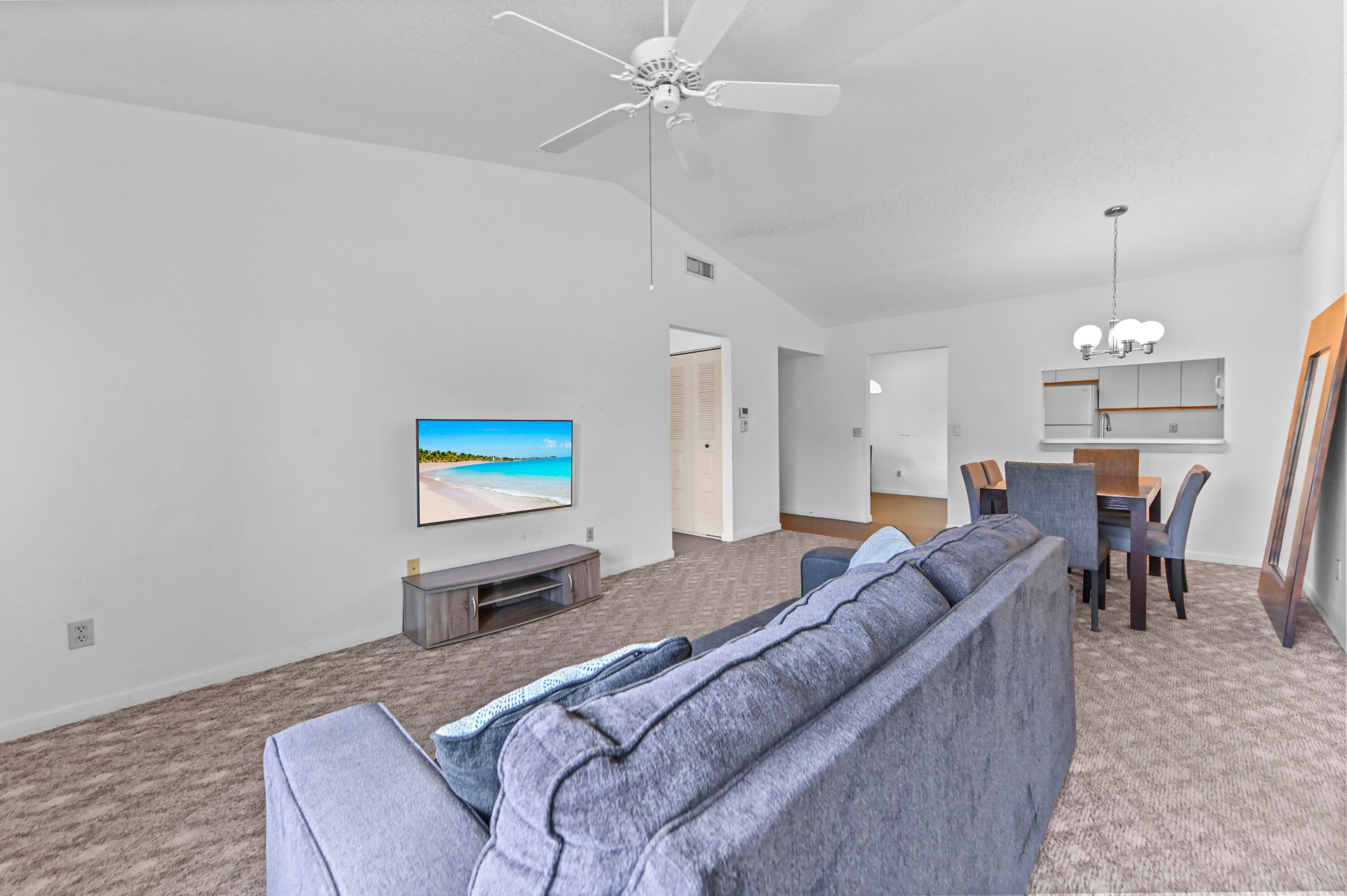 4717 Lucerne Lakes Boulevard E 201, Lake Worth, FL, 33467/$189,900 4 4717 Lucerne Lakes Boulevard E 201
