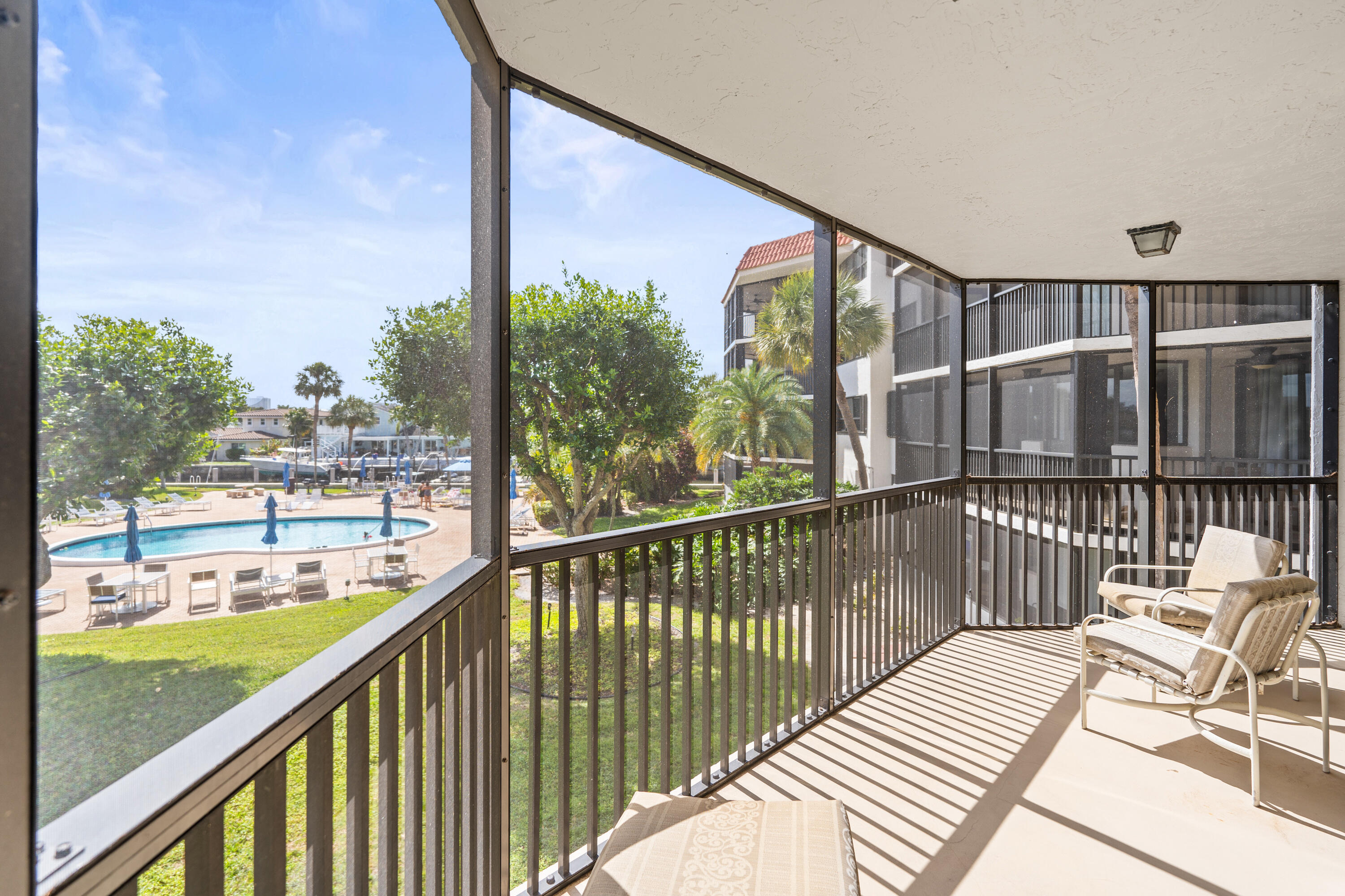 800 Jeffery Street 208