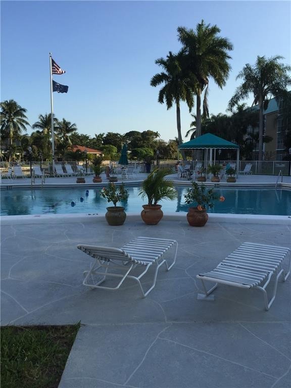 RIVER SHORES - Residential