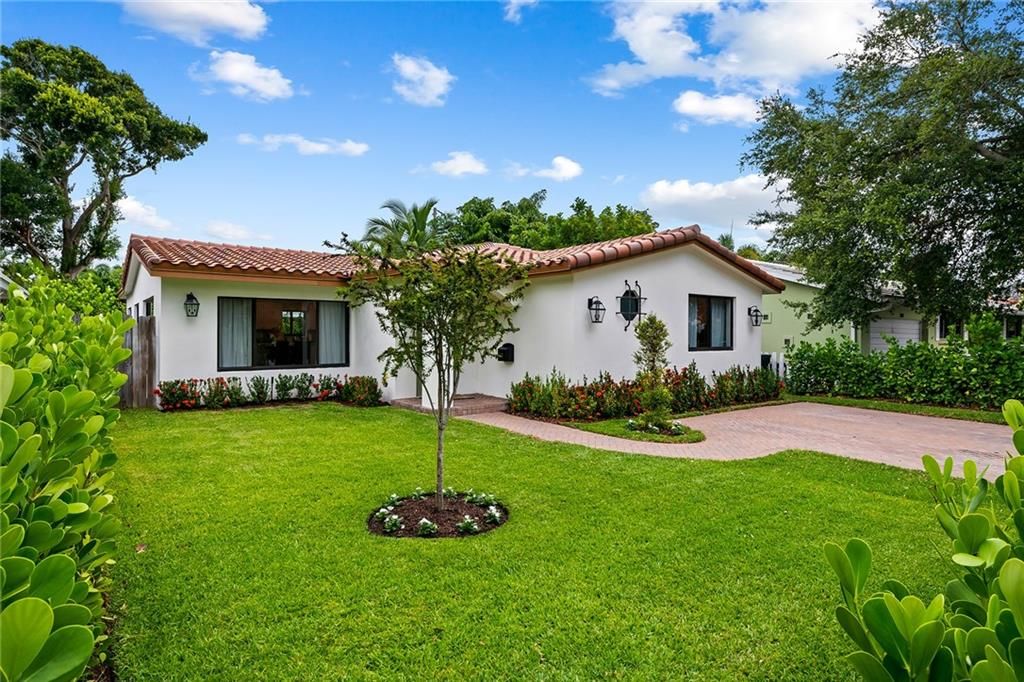 Photo of 721 SE 11th Ct, Fort Lauderdale, FL 33316 (MLS # F10288319)