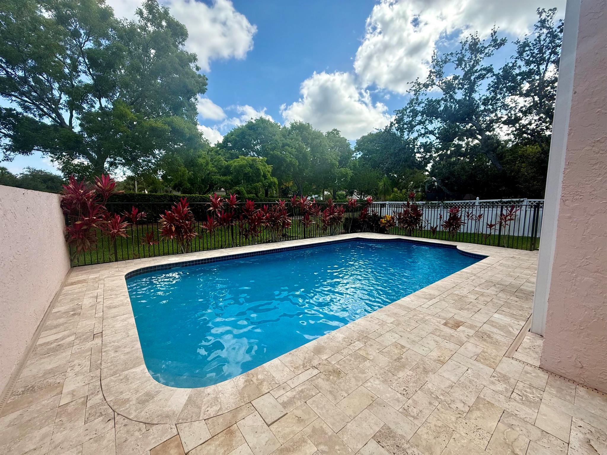7906 Rockport Circle