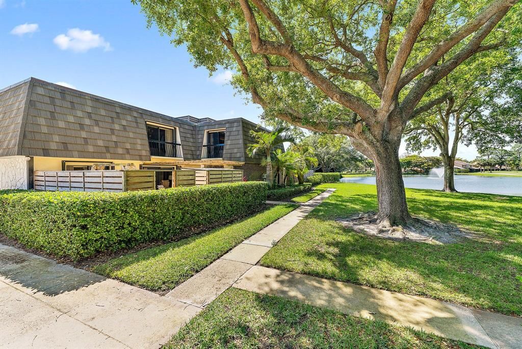 Photo of 1116 11th Terrace, Palm Beach Gardens, FL 33418 (MLS # R10883155)