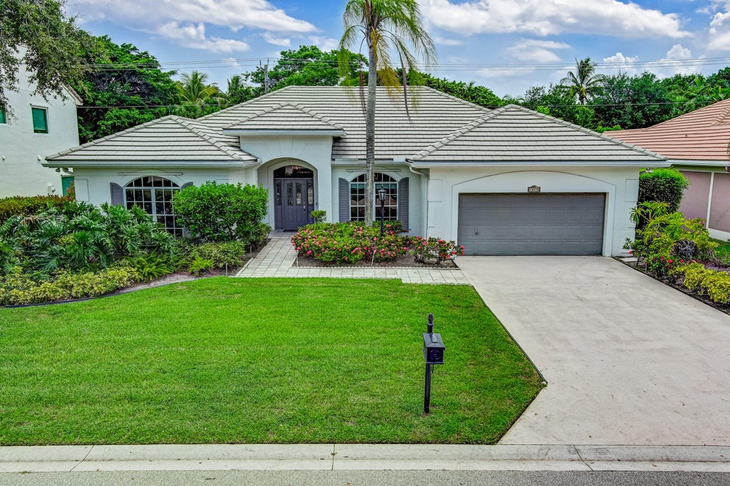 Photo of 10270 Hunt Club Lane, Palm Beach Gardens, FL 33418 (MLS # R11000501)