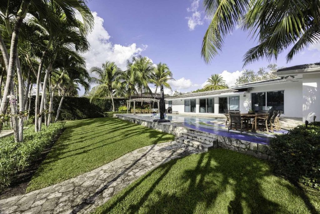 Photo of 4950 Riviera Drive, Coral Gables, FL 33146 (MLS # F10549188)