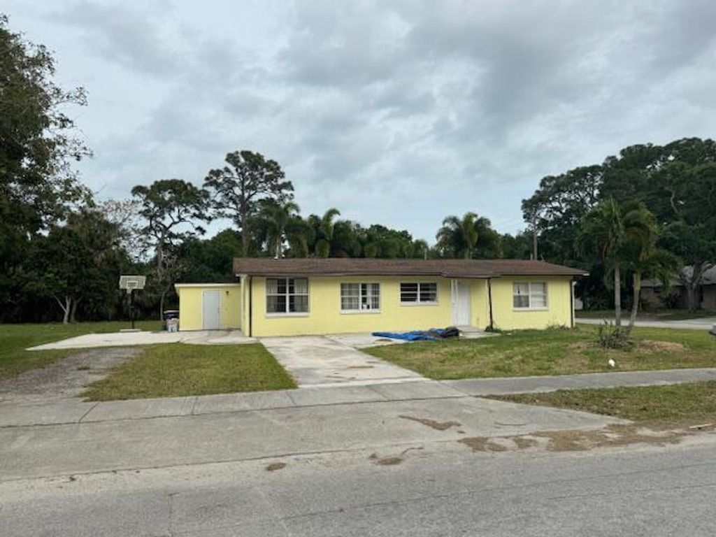 Photo of 1712 S 31st Street, Fort Pierce, FL 34947 (MLS # R10972601)