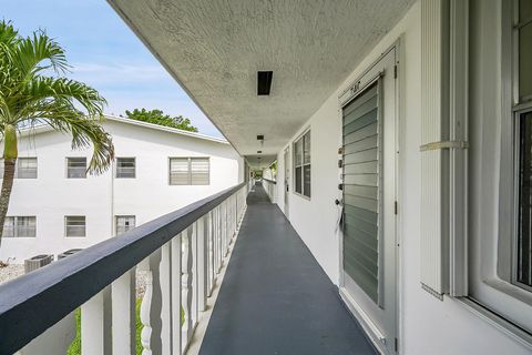 Condominium in West Palm Beach FL 73 Canterbury 19.jpg