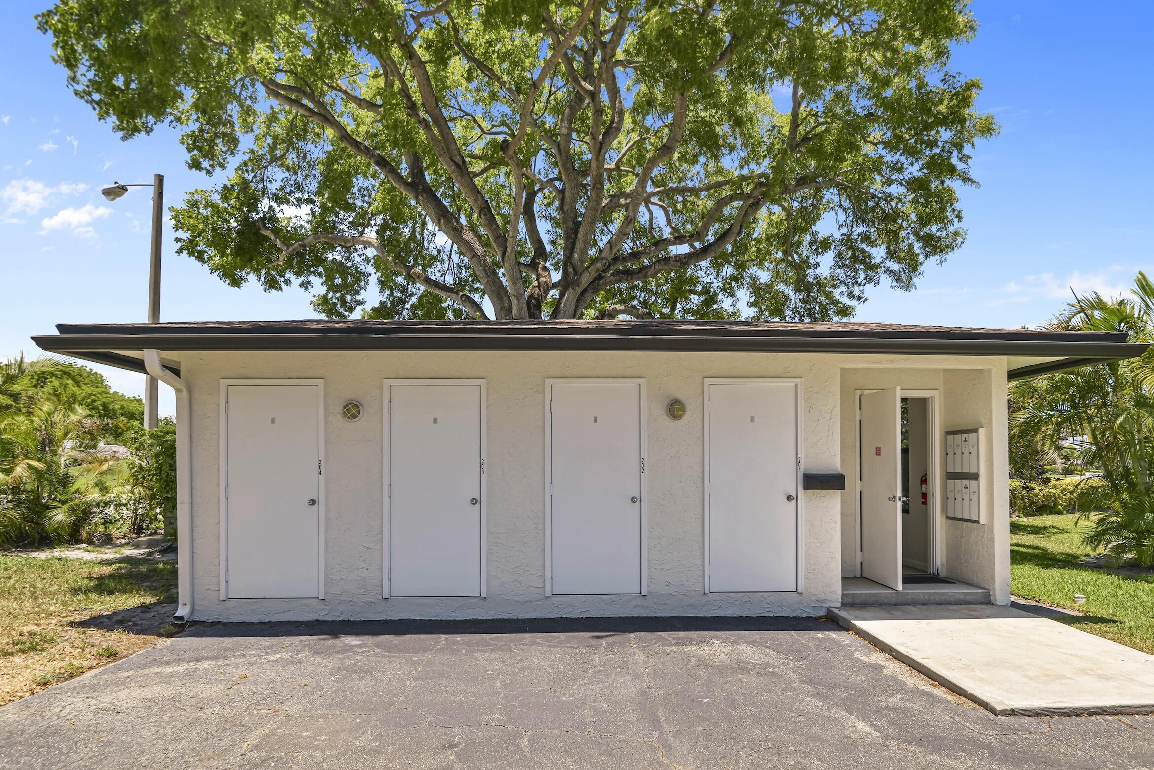 SEAGATE CC, GREENSWARD VILLAGE CONDO - Residential