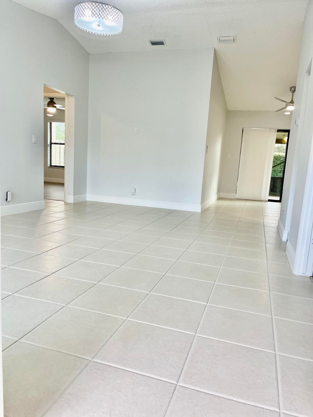 Photo of 6 Chelsea Lane, Boynton Beach, FL 33426 (MLS # R10949014)