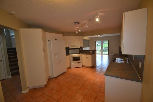 Fairway Cove 80-40 B - Residential Lease