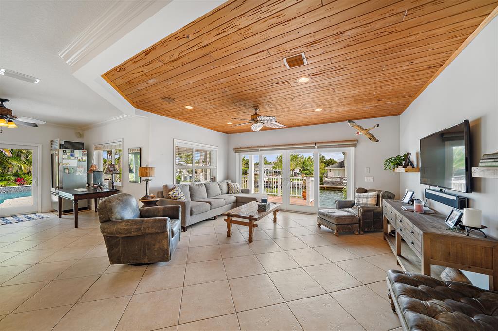 RIO VISTA REPL OF ISLAND - Residential