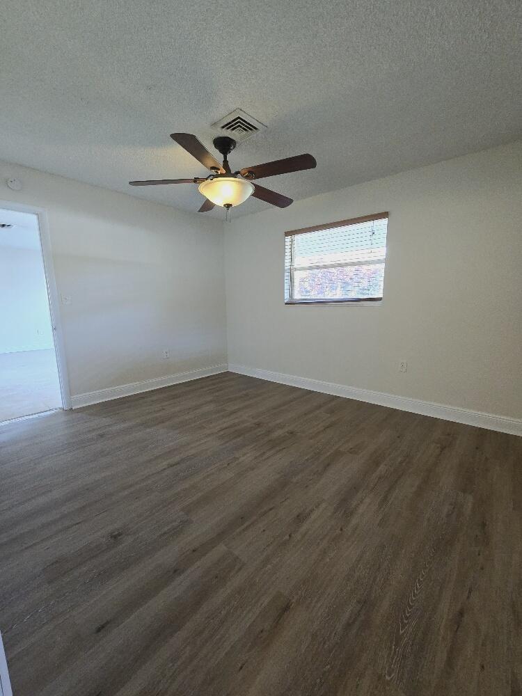 LAWN LAKE - Residential