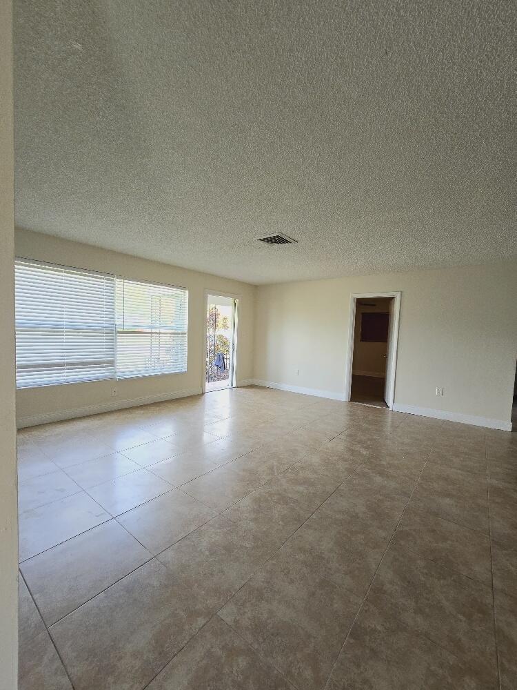 LAWN LAKE - Residential