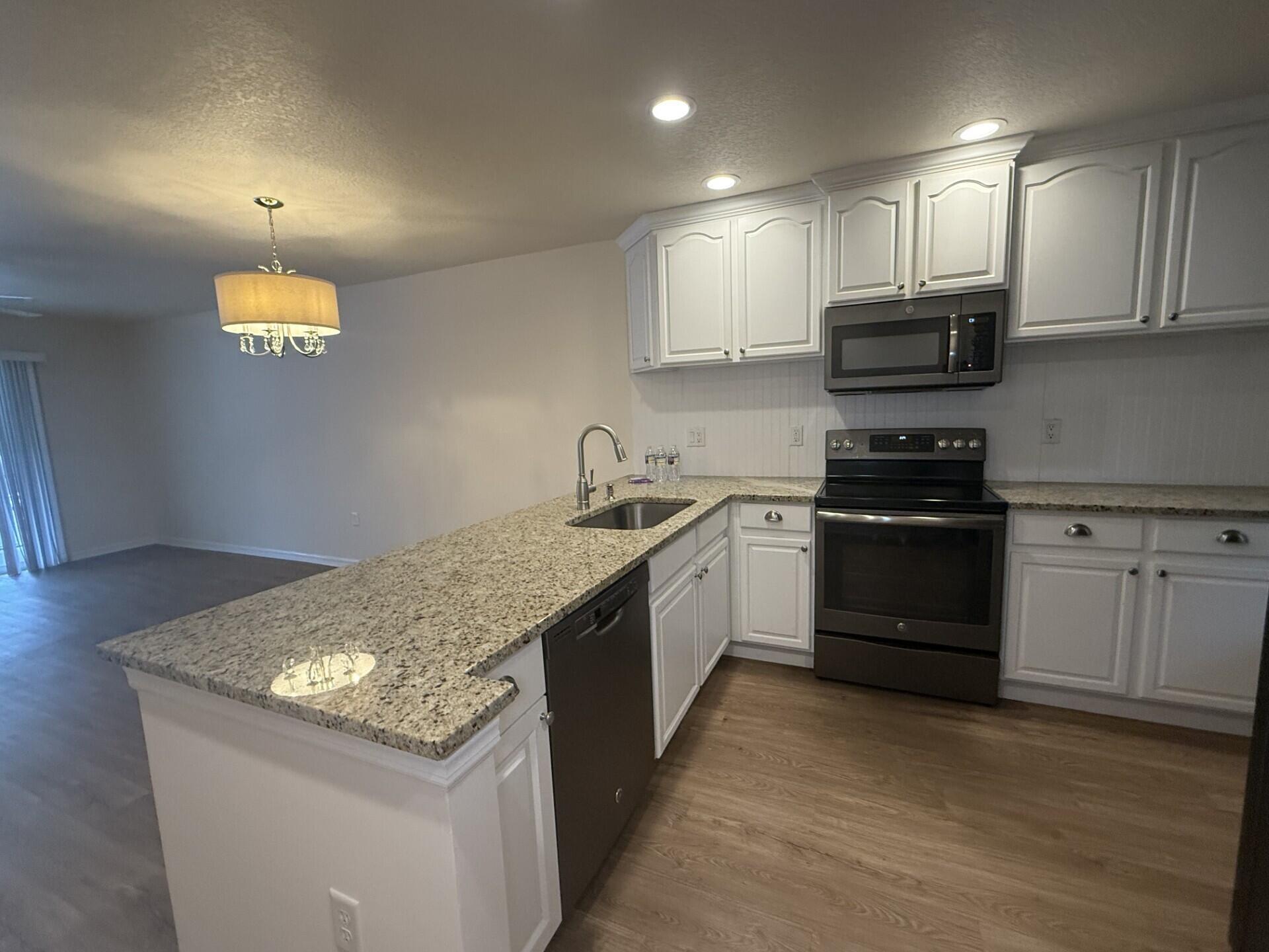 2302 Sunrise Boulevard 203, Fort Pierce, FL, 34982/$120,000 4 2302 Sunrise Boulevard 203