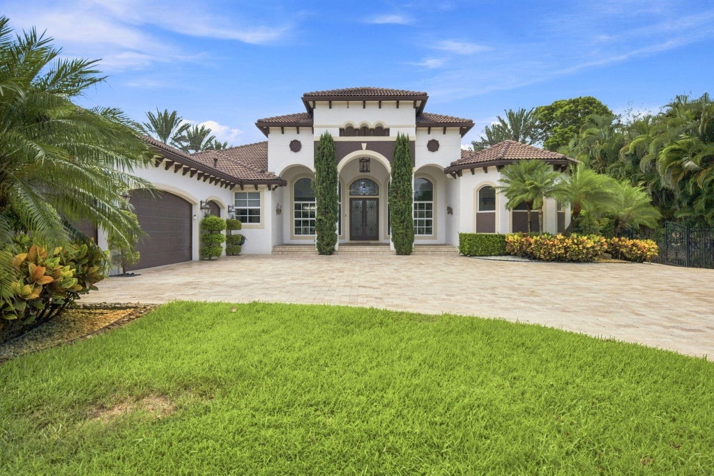 Photo of 4851 SW 111TH Terrace, Davie, FL 33328 (MLS # B26071061)