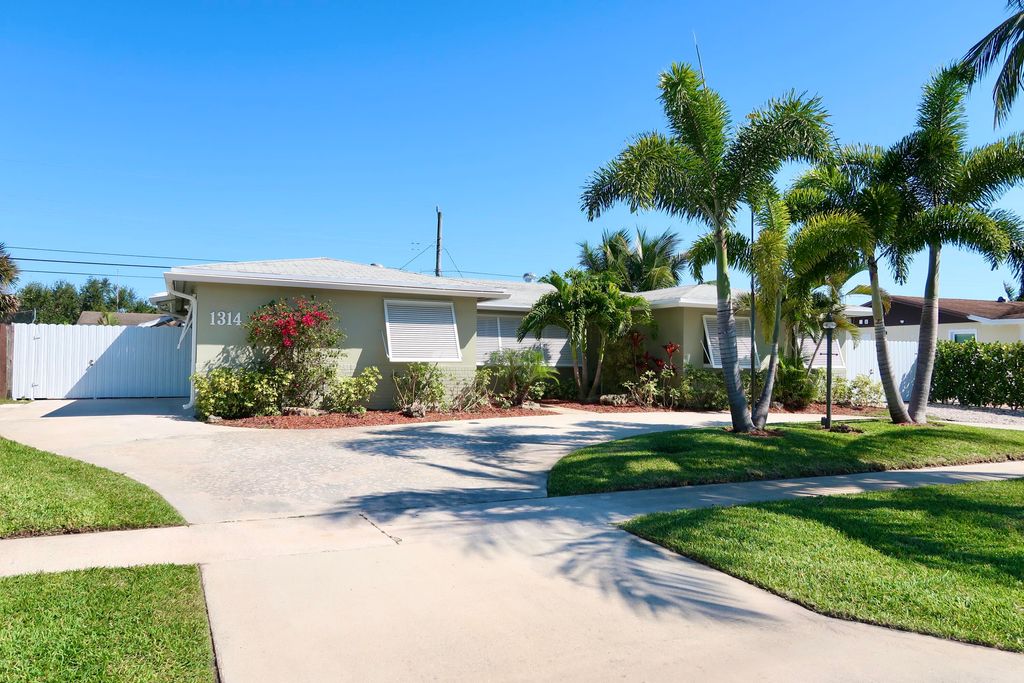 Photo of 1314 Barrington Drive, West Palm Beach, FL 33406 (MLS # R11083566)