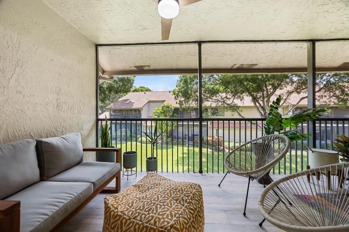 COACH HOUSES OF TOWN PLACE CONDO - Residential