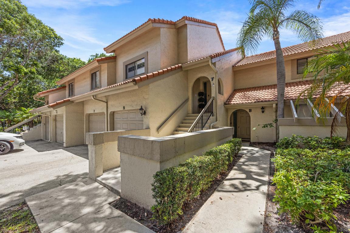 COACH HOUSES OF TOWN PLACE CONDO - Residential