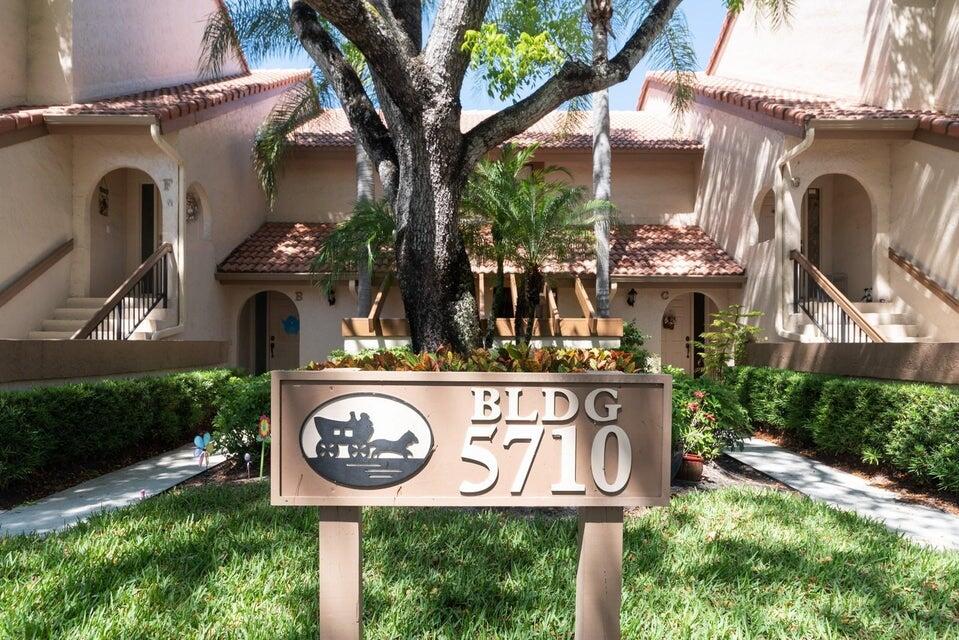 COACH HOUSES OF TOWN PLACE CONDO - Residential